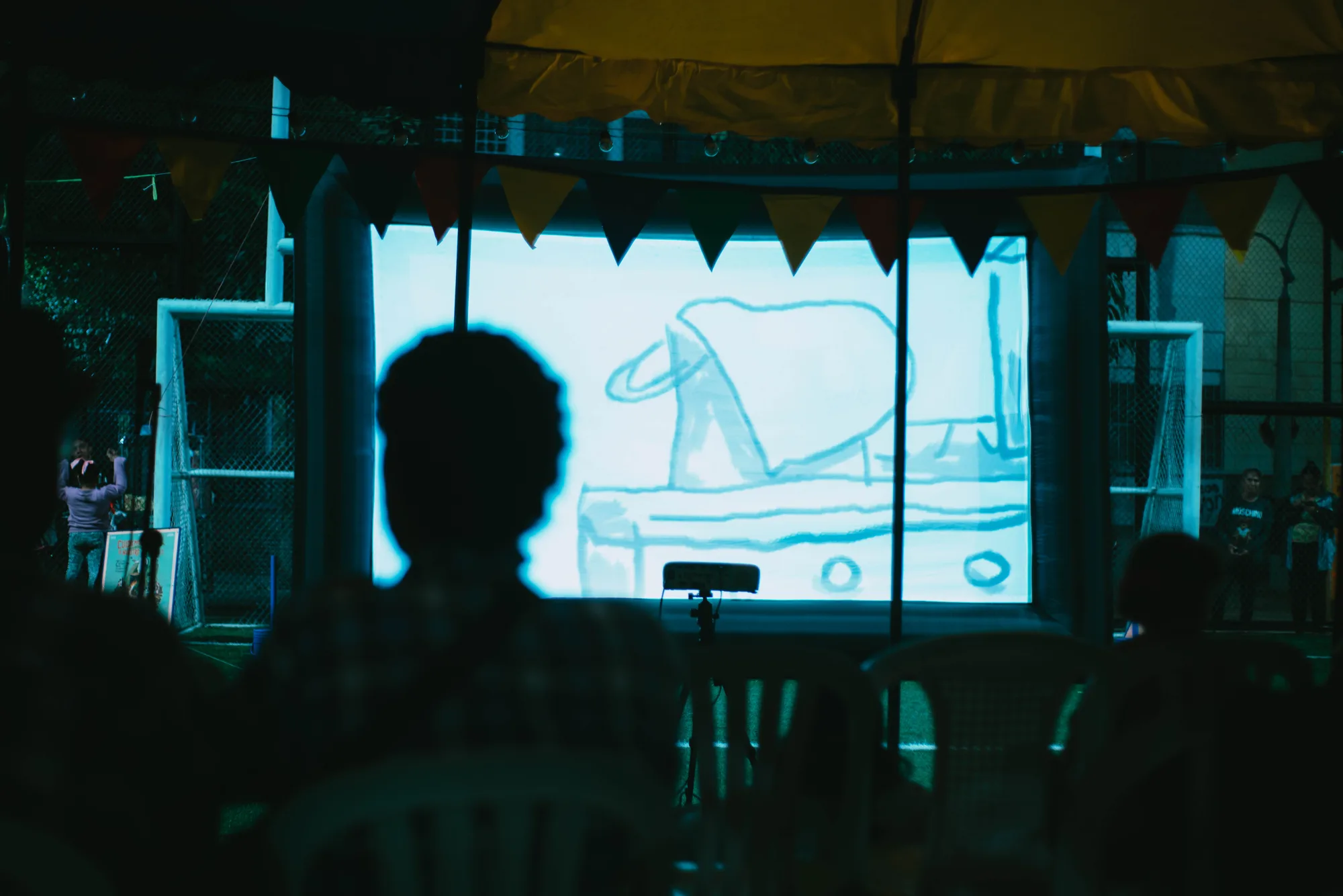 La pantalla nos reúne.